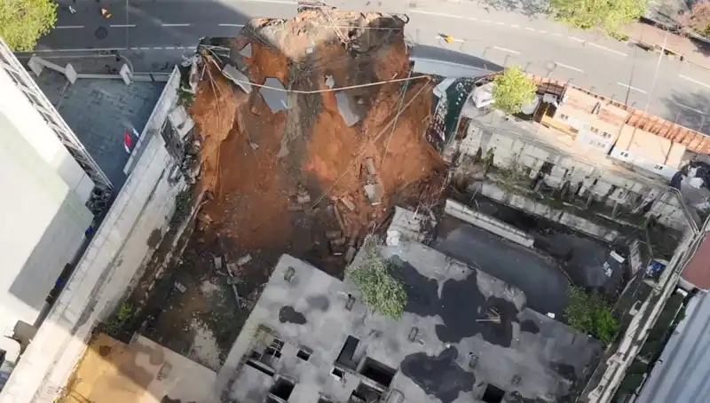 Sarıyer’de Şok Olay: Cadde Çöktü, Trafik Kilitlendi!