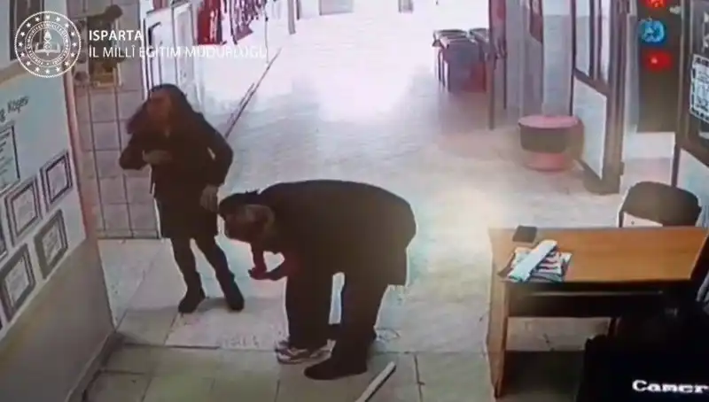 İlkokul Öğretmeninin Kahramanlığı: Heimlich Manevrası ile Hayat Kurtarma