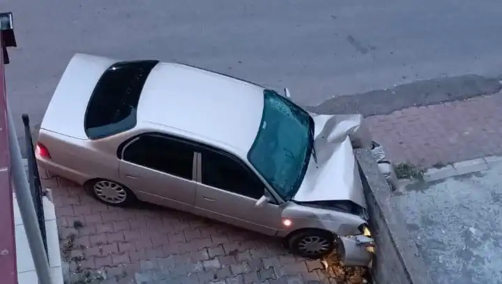 Aracıyla Kontrolü Kaybeden Şoför Duvara Çarptı: Olay Anı ve Sonrası