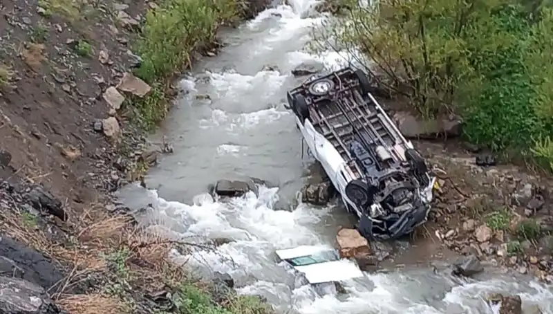 Hakkari'de Minibüs Devrildi: Can Pazarı Yaşandı, İki Kişi Hayatını Kaybetti