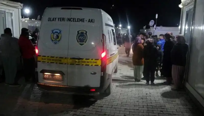 Husumet Yüzünden Büyüyen Kavga Sokakta Kanlı Bitti!