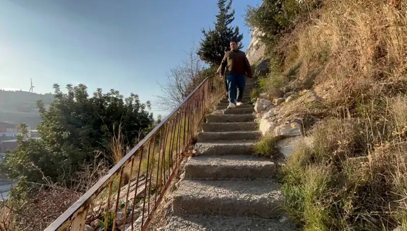 Uçurumun Kenarındaki Yolda 107 Basamaklı Merdiven ile Aşmaya Çalışıyorlar