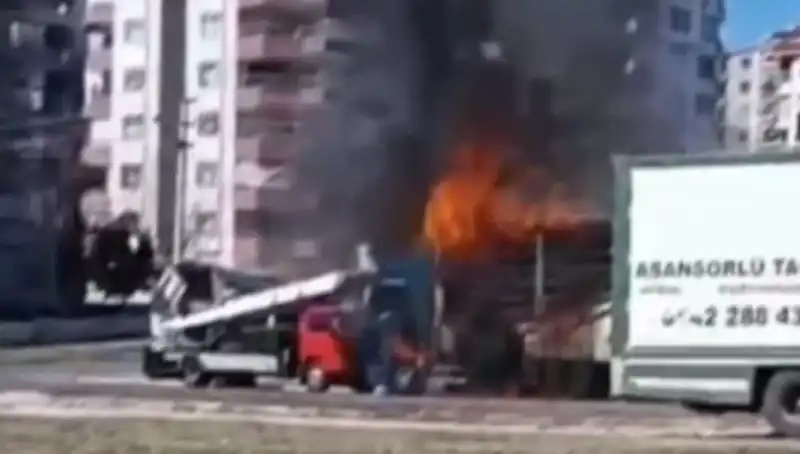 TIR Yangını: Alevler İçinde Kalan Araç Yok Oldu!