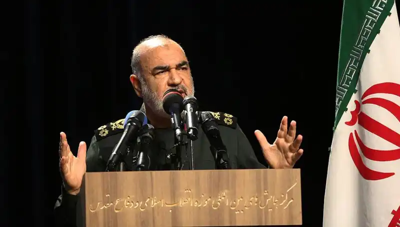 İran Devrim Muhafızları'ndan Trump'a Kesin Yanıt: "Yıkıcı Karşılık Ayaklarımıza Geldi"