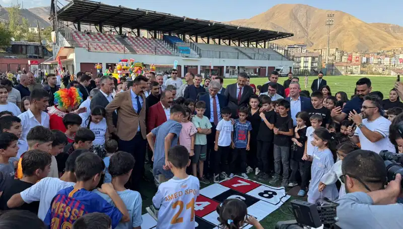 Anadolu Şenliği Hakkari'de Renkli Gösterilerle Başladı