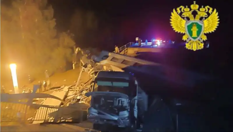 Rusya'da Trajik Olay: Köprü, Tren Üzerine Çöktü, Can Kaybı ve Yaralılar Var