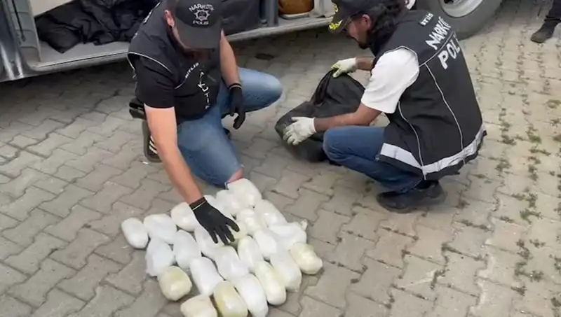 Havalimanında Şok: Yolcunun Valizinde 13 Kilo Metamfetamin Bulundu!