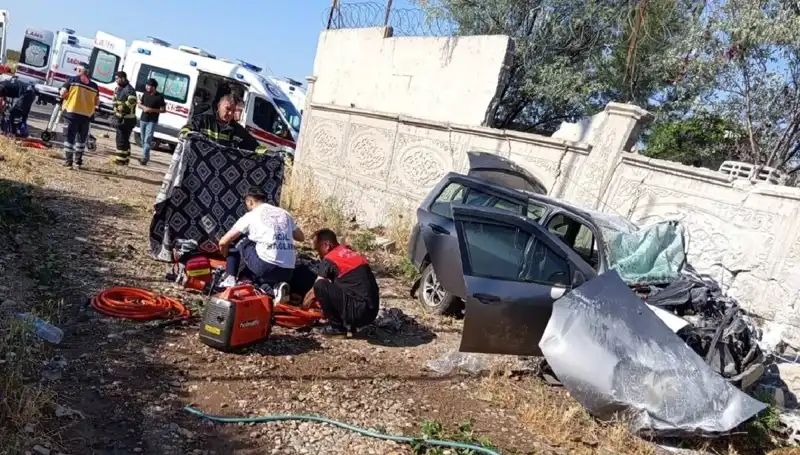 Lastik Patlaması Faciası: İstinat Duvarıyla Çarpışma Sonucu 1 Ölü, 6 Yaralı