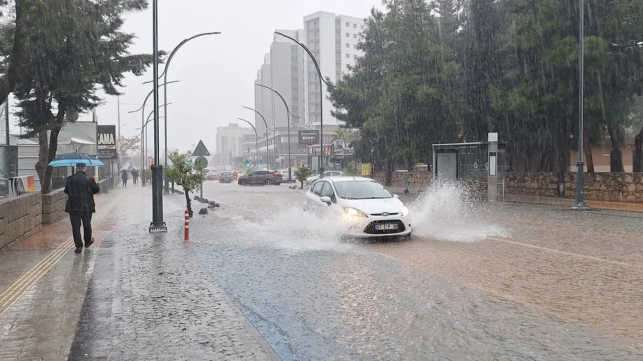 Meteoroloji 17 İli Turuncu ve Sarı Kodla Uyardı: Şiddetli Hava Koşulları Bekleniyor