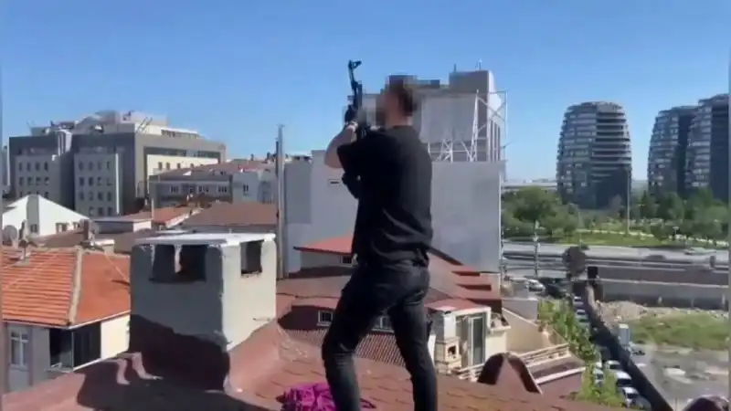 İstanbul'da Şaşkınlık Yaratan Operasyon: Çatıdan Bacaya AK-47 Çıktı!