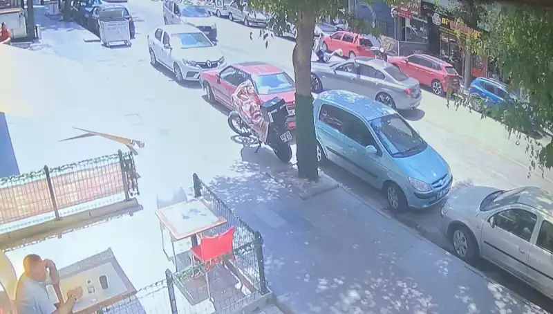 Yolda Dikkatsizlik! Karşıdan Karşıya Geçerken Araba Çarptı