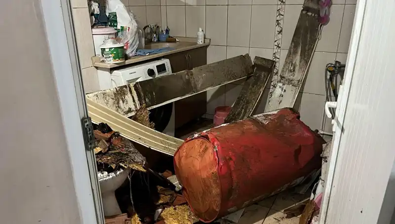 Ege Bölgesi'nde Fırtına Alarmı: Ağaçlar Devrildi, Cadde ve Sokaklar Beyaza Büründü