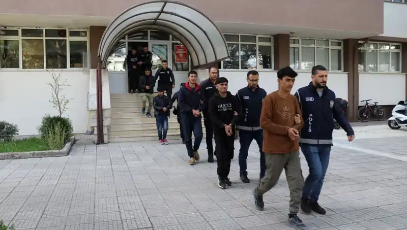 İki İlde Kaçak Göçmen Operasyonu: 21 Düzensiz Göçmen Yakalandı