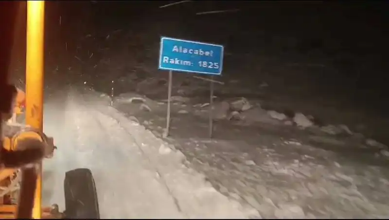 Antalya'da Beklenmedik Kar Sürprizi: Kış Tatili Keyfi Başladı!