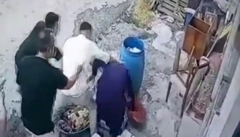 Başakşehir'de Bidon Olayı: Baba ve Oğul Kadını Neden Darp Etti?