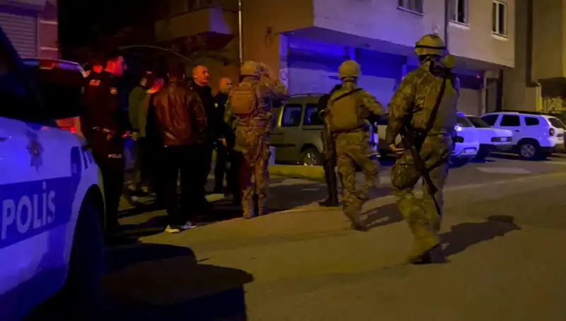 Balkonlardan Gerçekleşen Silahlı Saldırı, Mahalleyi Korku İçine Sürükledi