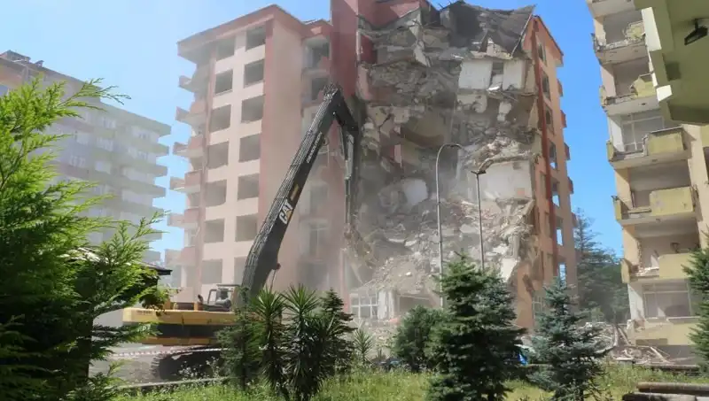 Dalgalar, Deprem Kadar Etkili: İki Bina Yıkım Sürecine Girdi
