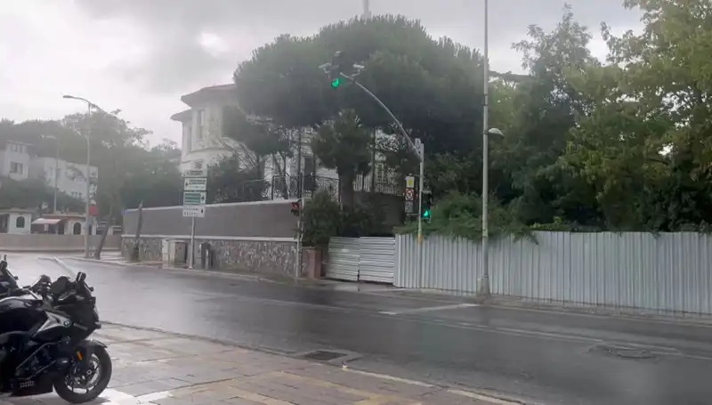 İstanbul'u Saran Sağanak Yağışlar Sıcak Havalara Veda Ettiriyor