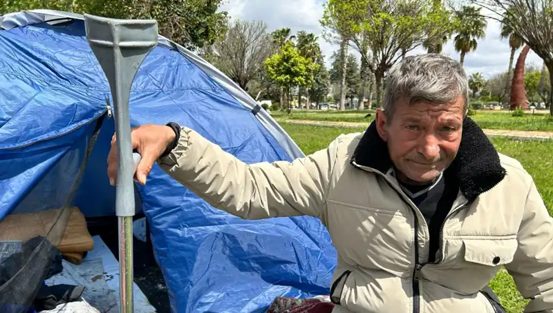 İş Kazasında Bacağından Olup Parkta Çadırda Yaşamak Zorunda Kaldı