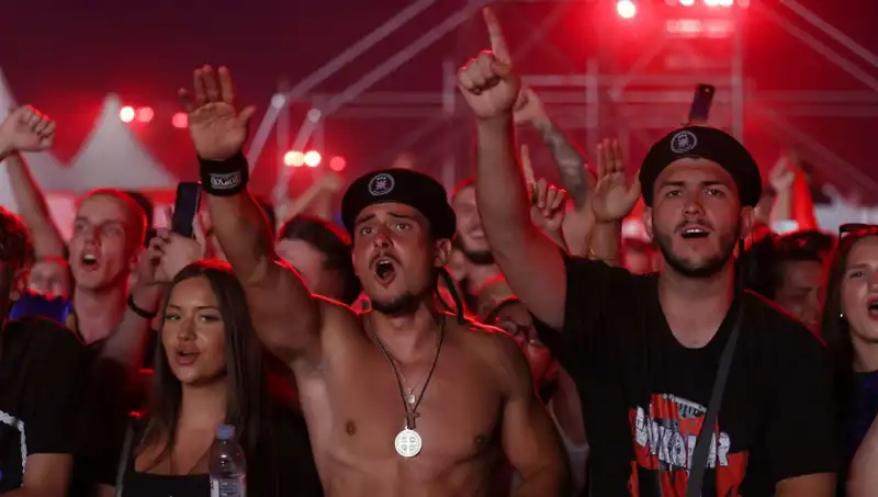 Thompson Konserinde Nazi Selamı Skandalı: İfade Özgürlüğü Mü, Provokasyon mu?