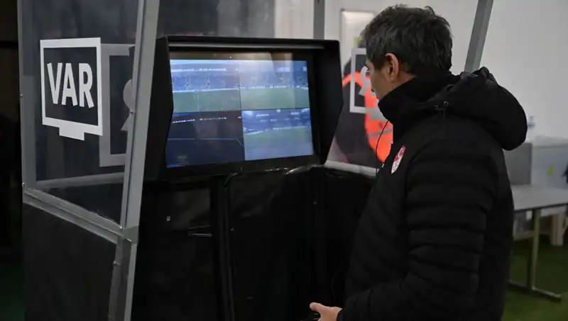 Konyaspor ile Galatasaray Maçının VAR Hakemi Piotr Lasyk Açıklandı!