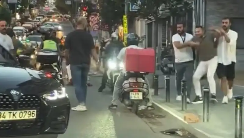 Nişantaşı'nda Yol Verme Kavgası: Sopalı Saldırı Şoku!