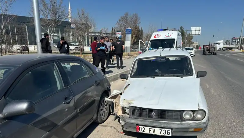 Park Halindeki Araca Çarpan Otomobilin Sırrı: 1 Yaralı!