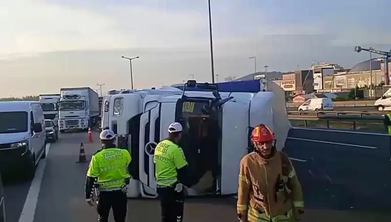 Pendik TEM Otoyolu'nda TIR Devrildi: İstanbul Yönünde Yoğun Trafik Aşırı Artış Gösterdi
