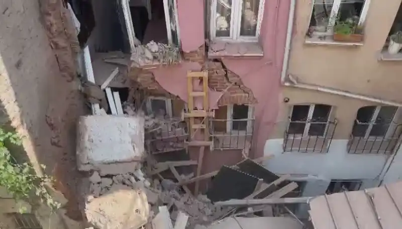 İstanbul’da Üç Katlı Binanın Balkonu Çöktü: Olayın Ayrıntıları ve Son Gelişmeler