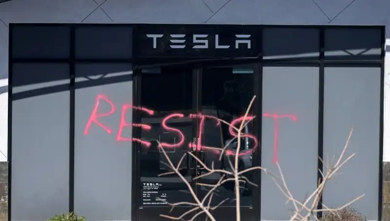 Tesla Saldırıları İçin Özel Görev Gücü Kuruldu: FBI Harekete Geçti!