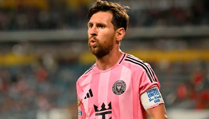 Messi'nin Debutunda Sürpriz: Son Dakika Şutu Direklerden Döndü!