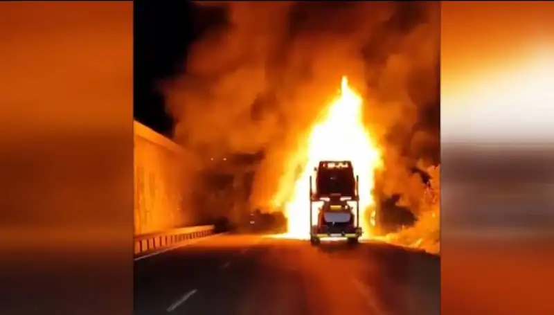 Otomobil Yüklü Tırda Çıkan Yangın: 8 Araç Alev Alev Yandı!