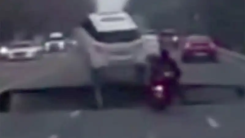 Güney Kore Otoyolunda Oluşan Dev Çukur Motosiklet Kazasına Neden Oldu