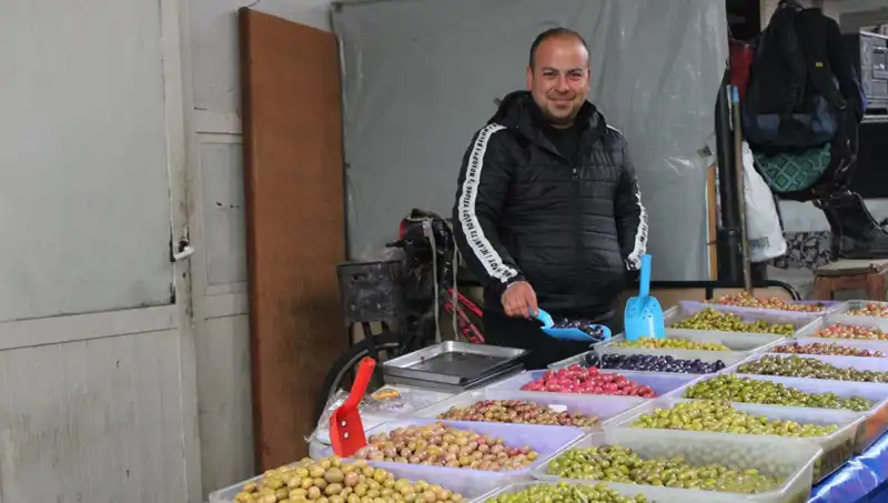 Pazarın En Renkli Tezgahı: Dolla Dolu 30 Farklı Sebze ve Meyve