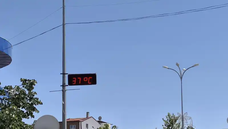 Bir İlçede Termometreler Rekor Sıcaklıklara Ulaştı: 38 Dereceyi Geçti!
