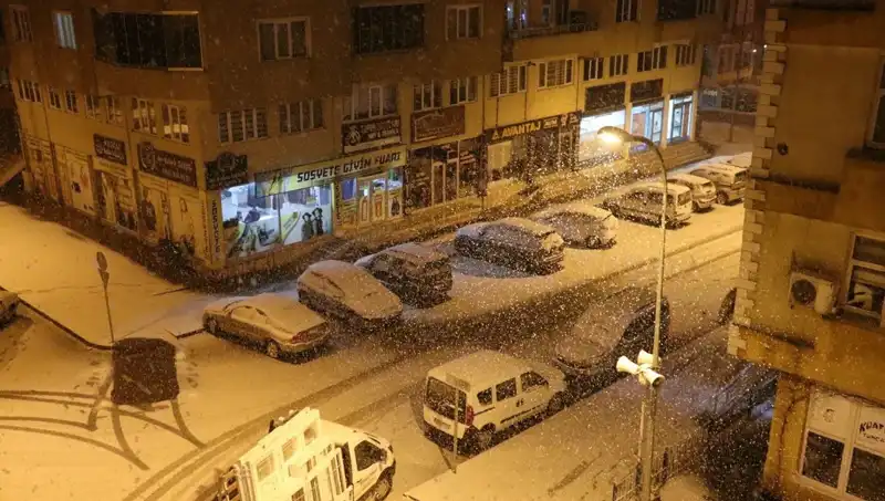 Karla Başlayan Güne Bahar İle Devam Eden İlginç Hava Olayı