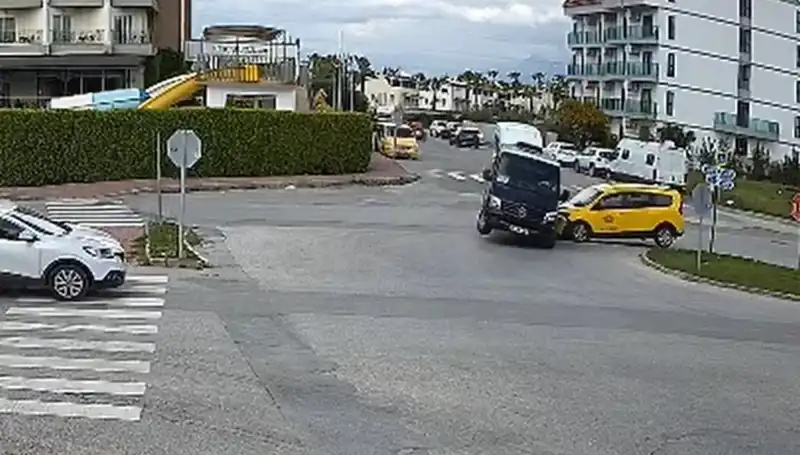 Kavşakta Feci Kaza: Minibüs ve Ticari Taksi Karşılaştı, Sürücü ve Yolcular Yaralı