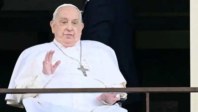 Papa Francis, Beş Haftalık Aradan Sonra Hastaneden İlk Görüntülerini Verdi