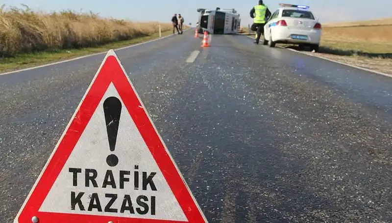 Otomobil Servis Minibüsüne Çarptı: 6 Çocukla Birlikte 8 Yaralı!