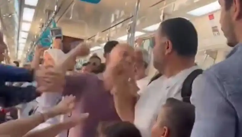 Marmaray'da Yumruklu Kavga: Yolcuların Gözleri Önünde Gerilim Tırmandı