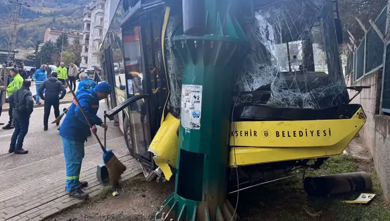 Bursa’da Belediye Otobüsü Kaza Yaptı: 8 Yaralı, Detaylar Açıkladı!