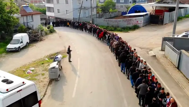 Bursa’nın Mahalle Gelenekleri: 1 Kilometrelik Bayramlaşma Kuyruğu Göz Kamaştırdı