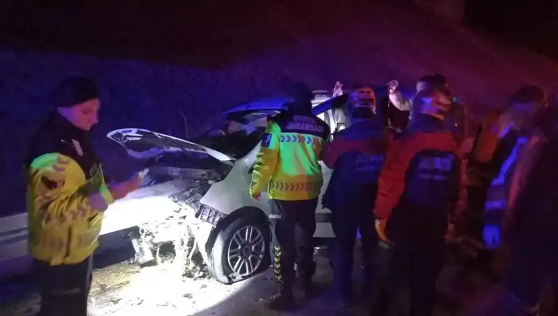 Bariyerin Ok Gibi Araç İçine Saplanması: 4 Kişi Yaralandı