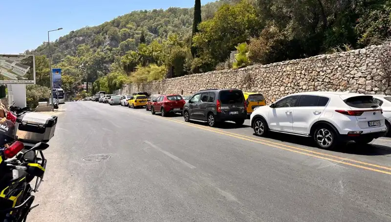 Fethiye-Ölüdeniz Yolunda Tatilciler Yoğunluğu: Üç Kilometrelik Kuyruk Oluştu