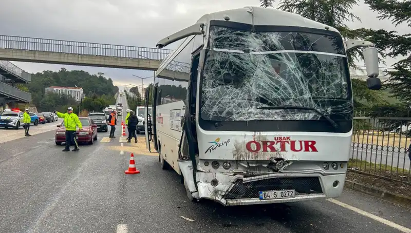 Uşak'ta İşçi Servisleri Çarpıştı: Yaralılar Hastaneye Kaldırıldı