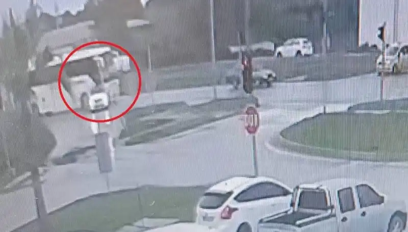 Kırmızı Işıkta Durdu, Yolcu Otobüsü Şok Edici Bir Çarpma Yaşadı