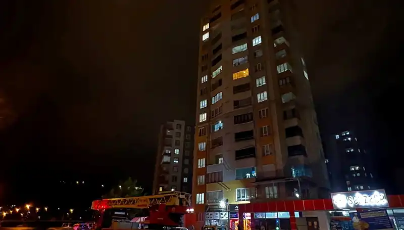 Apartmanın Çatısına Yıldırım Düştü: O Anlarda Yaşananlar ve Sonrası