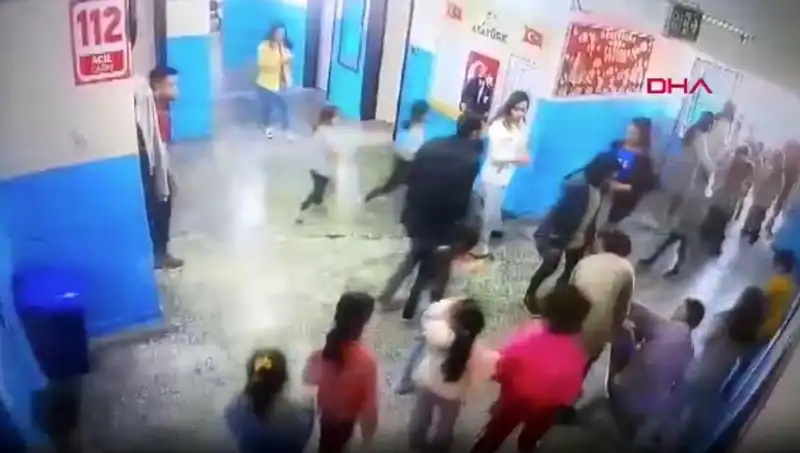 Bayılan Öğrenciyi Müdür Yardımcısı Hızla Kurtardı, Okulda Panik Anları!