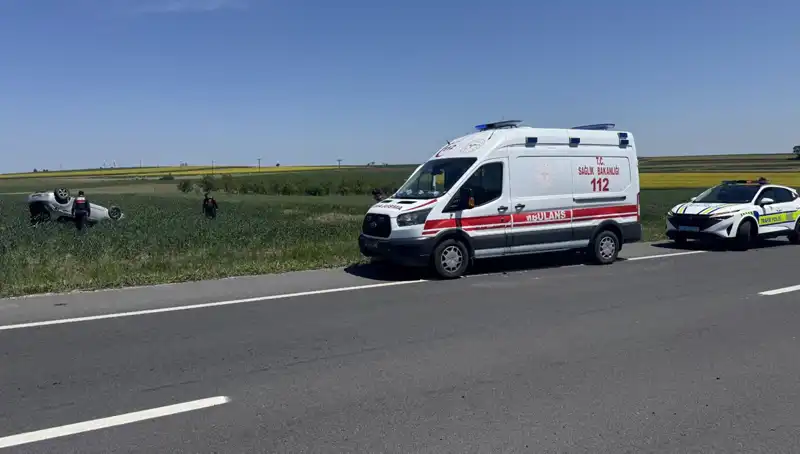 Edirne'de Devrilen Otomobil Kazası: Sürücü ve Eşi Yaralandı