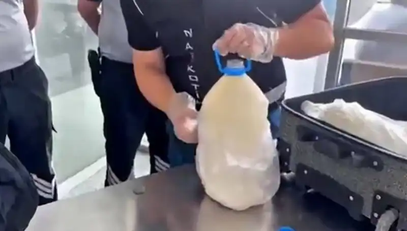 Havalimanında Şaşırtıcı Yakalama: Süt Şişesi İçinde Tam 12 Kilo Uyuşturucu!